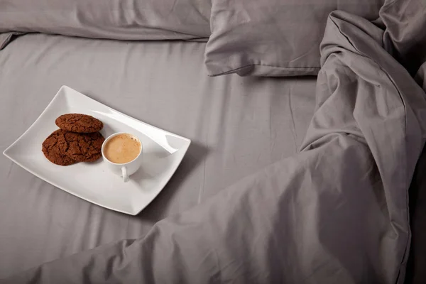 Café Manhã Uma Bandeja Com Biscoitos Cama — Fotografia de Stock