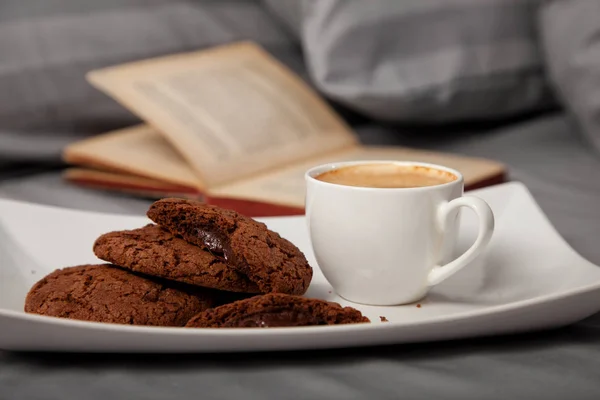 Café Manhã Com Biscoitos Chocolate Cama — Fotografia de Stock