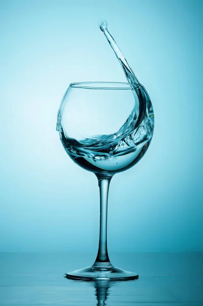 Víz Vagy Alkohol Vízcseppek Egy Pohár Üveg Hullámokat — Stock Fotó