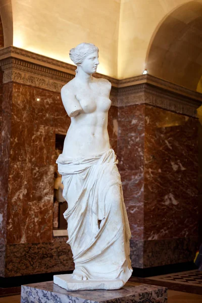 フランス 2017 ルーヴル美術館 ミロのヴィーナス像は ルーヴル美術館で大理石の彫刻 — ストック写真