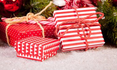 Noel dekorasyon hediyeler ile. Xmas kartları, davet, ticari kavramı