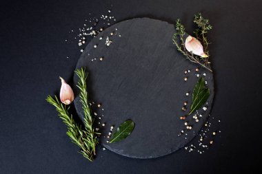 Kara taş üzerine sağlıklı yemek için taze malzemelerle kayrak masa, üstten görünüm, afiş. Diyet veya vejetaryen gıda kavramı.