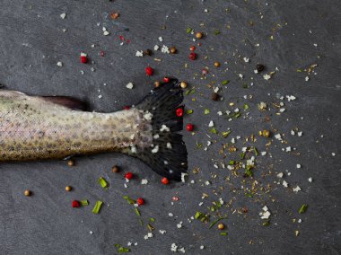  Gökkuşağı alabalığı baharatlar ile kuyruk masada