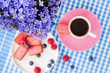 Sabah tatlı bisküvi ve çilek ile kahve