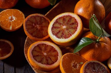 Kan portakal suyu acil için hazır. Sağlıklı beslenme kavramı.