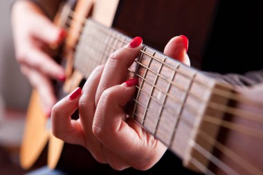 Kadın Close-Up akustik gitar çalmak eller