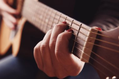 Kadın Close-Up akustik gitar çalmak eller