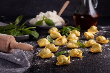 İtalyan makarna ıspanak ve ricotta tablo ile