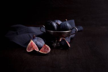 Koyu arka plan üzerinde olgunlaşmış taze incir