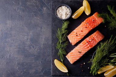 Taze organik somon yemek pişirmek için hazır