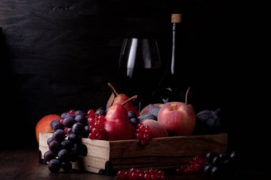 Taze organik meyve ve kırmızı şarap. Organik yiyecek ve içecek konsepti