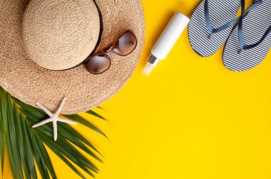 Yaz tatil kavramı düz yatıyordu. Plaj aksesuarları en iyi manzarası. Metin için yer. seyahat