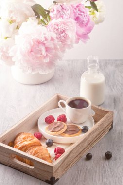 Romantik kahvaltı kahve, kruvasan, çikolata kurabiye ve çilek ile