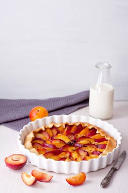 Taze organik Erik ile ev yapımı pasta