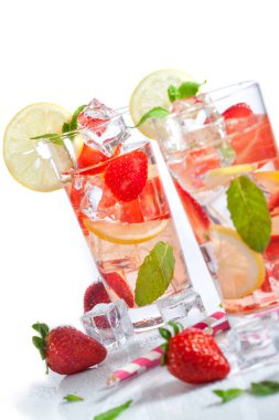 Canlandırıcı çilek limonata limon ve nane