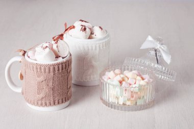 Sıcak çikolata meşrubatının marshmallow için soğuk hava ile. Yılbaşı kutlama veya soğuk kış konsepti ile kopya alanı