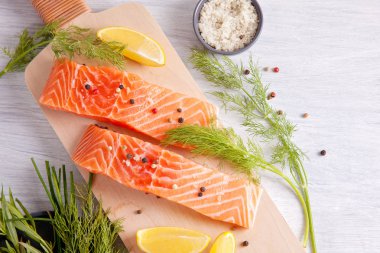 Taze organik somon yemek pişirmek için hazır