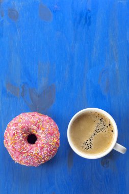 Tatlı çörek ve fincan espresso Üstten Görünüm