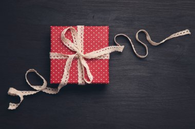 Ahşap arka plan üzerinde kopya alanı ile üstten görünüm hediye kutusu üzerinden. Doğum günü, Noel ve yeni yıl kartları, davet, ticari kavramı