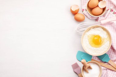 Mutfak eşyaları pişirme ve pişirme tart, tanımlama bilgileri, hamur ve pasta için malzemeler. Düz yumurta, un, şeker, çilek ile yatıyordu. Üstten Görünüm, mockup tarifi, blog pişirme mutfak sınıflar için.