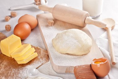 Hamur hazırlık tarifi Ekmek, pizza, makarna, çerezleri veya pasta ingridients gıda düz mutfak masa arka plan üzerinde yatıyordu. Tereyağı, süt, Maya, un, yumurta, şeker pasta veya pişirme ile çalışma.