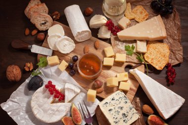 Şarap, meyve ve fındık ile farklı peynir çeşididir. Peyniri, keçi peyniri, rokfor, gorgonzolla, gauda, parmesan, emmental