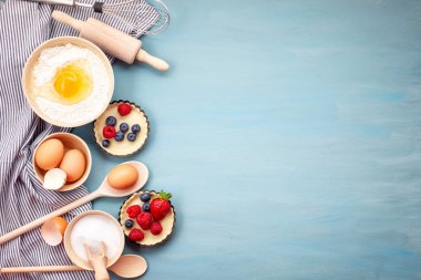 Mutfak eşyaları pişirme ve pişirme tart, tanımlama bilgileri, hamur ve pasta için malzemeler. Düz yumurta, un, şeker, çilek ile yatıyordu. Üstten Görünüm, mockup tarifi, blog pişirme mutfak sınıflar için.