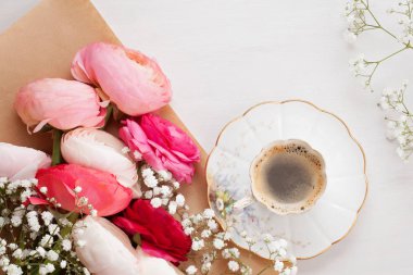 Pembe çiçekler ve kahve için Üstten Görünüm 