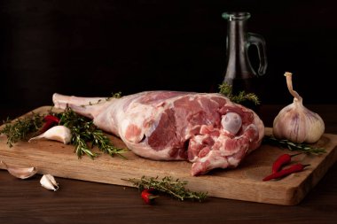 Taze çiğ kuzu bacak sarımsak ve otlar ile kavurma için hazır