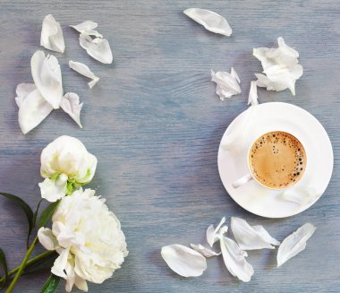 Düz yatıyordu ofcoffee Kupası ve kopya alanı çiçeklerle. En iyi veiw