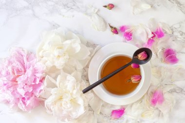 Çay Kupası ve peonies güzel natürmort. Üstten Görünüm