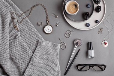 Düz kadın aksesuarları ile gri tonlarında yatıyordu.