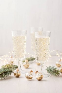 Şampanya bardağı. Noel ve yeni yer kutlama kavramı