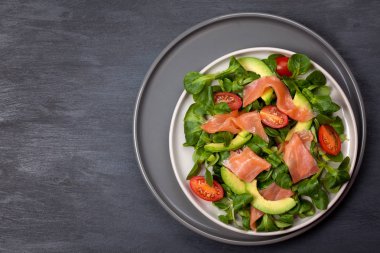 Taze salata somon balığı, domates ve avokado