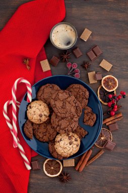 Ev yapımı çikolatalı kurabiye.