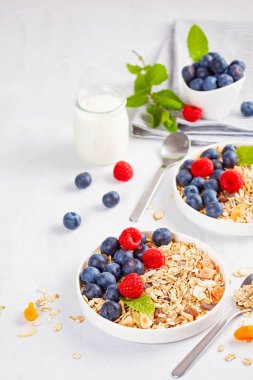 Ev yapımı granola ya da yulaf ezmesi müsli ile fındık, Kuru Meyve ve taze çilek. Sağlıklı Diyet Kahvaltı, vejeteryan yiyecek konsepti