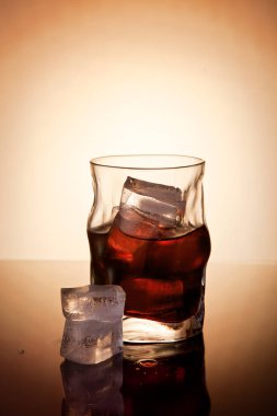 İçki içecek şeffaf cam buzlu