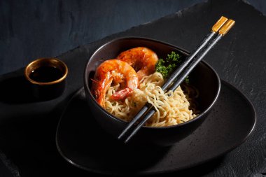 Taze anlık erişte pişirdi. Asya Mutfağı