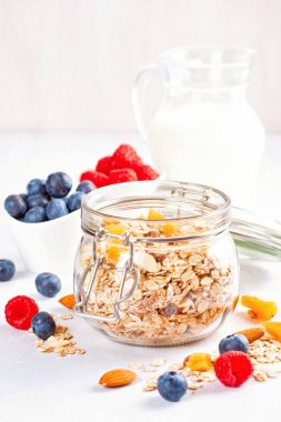 Ev yapımı granola ya da yulaf ezmesi müsli ile fındık, Kuru Meyve ve taze çilek ile jar. Sağlıklı Diyet Kahvaltı, vegan veya vejeteryan yiyecek konsepti