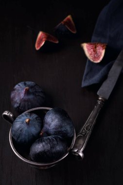 Koyu arka plan üzerinde olgunlaşmış taze incir