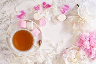 Çay Kupası ve peonies güzel natürmort. Üstten Görünüm