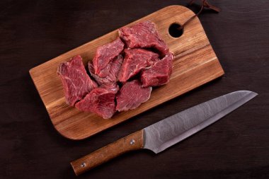 Ahşap gemide yemek pişirmek için hazır çiğ taze et