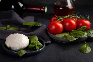 İtalyan mutfağının geleneksel malzemeler: parmesan peyniri, domates, fesleğen, zeytinyağı, kırmızı şarap
