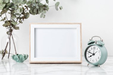 Poster çerçeve mockup, dekor öğeleri, çiçek ve boş kopya alanı beyaz duvara Önden Görünüm.