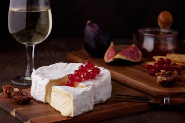 Fransız kremsi inek süt peynir camembert şarap ve meyve ile servis