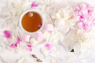 Çay Kupası ve peonies güzel natürmort. Üstten Görünüm