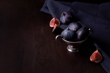 Koyu arka plan üzerinde olgunlaşmış taze incir