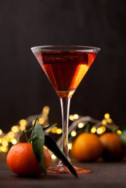 Şampanya kokteyli. Noel ve yeni yıl kutlama kavramı