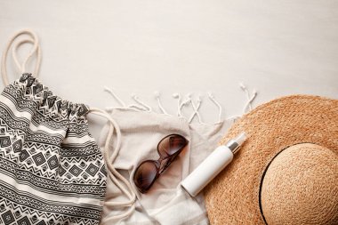 Yaz tatil kavramı düz yatıyordu. Plaj aksesuarları en iyi manzarası. Metin için yer. seyahat