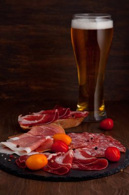 Bardak soğuk bira farklı meze ile